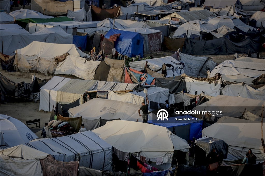 Жители Газы вынуждены бороться с непогодой в изношенных палатках