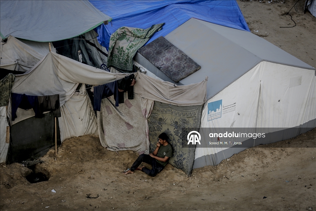 Жители Газы вынуждены бороться с непогодой в изношенных палатках