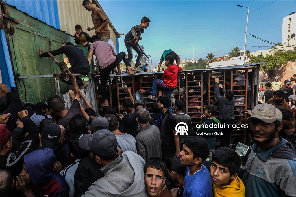 В Газе перемещенные жители выстроились в длинные очереди за хлебом