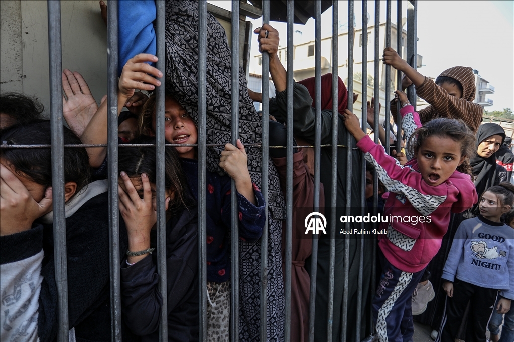 В Газе перемещенные жители выстроились в длинные очереди за хлебом