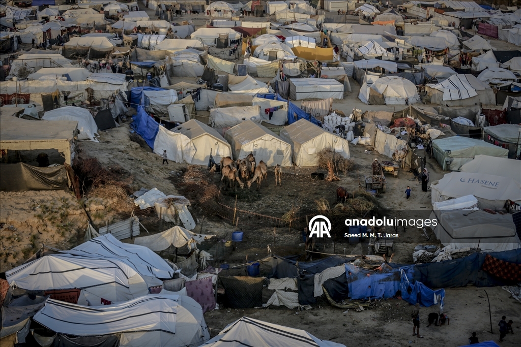 Жители Газы вынуждены бороться с непогодой в изношенных палатках