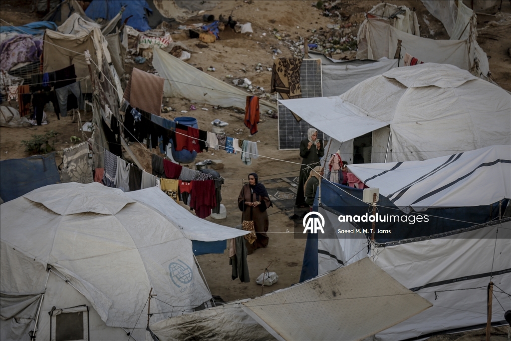 Жители Газы вынуждены бороться с непогодой в изношенных палатках