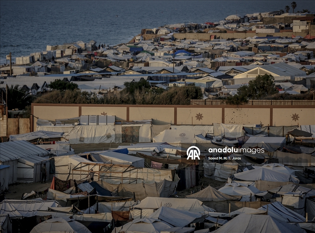 Жители Газы вынуждены бороться с непогодой в изношенных палатках