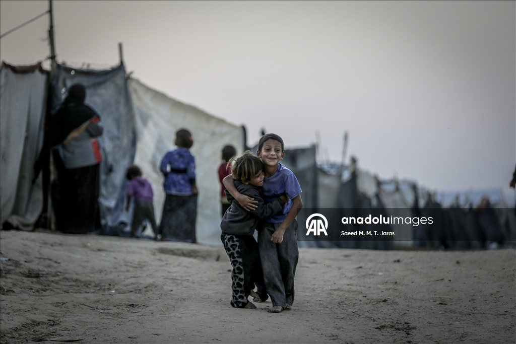 Жители Газы вынуждены бороться с непогодой в изношенных палатках