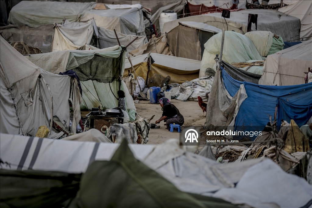 Жители Газы вынуждены бороться с непогодой в изношенных палатках