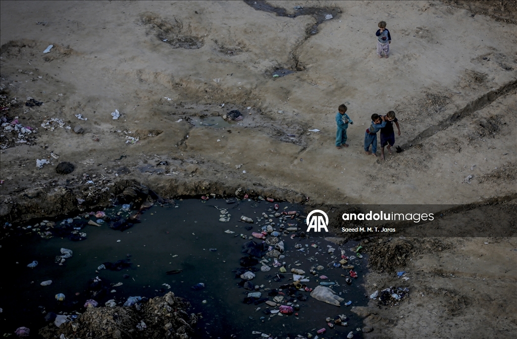 Жители Газы вынуждены бороться с непогодой в изношенных палатках