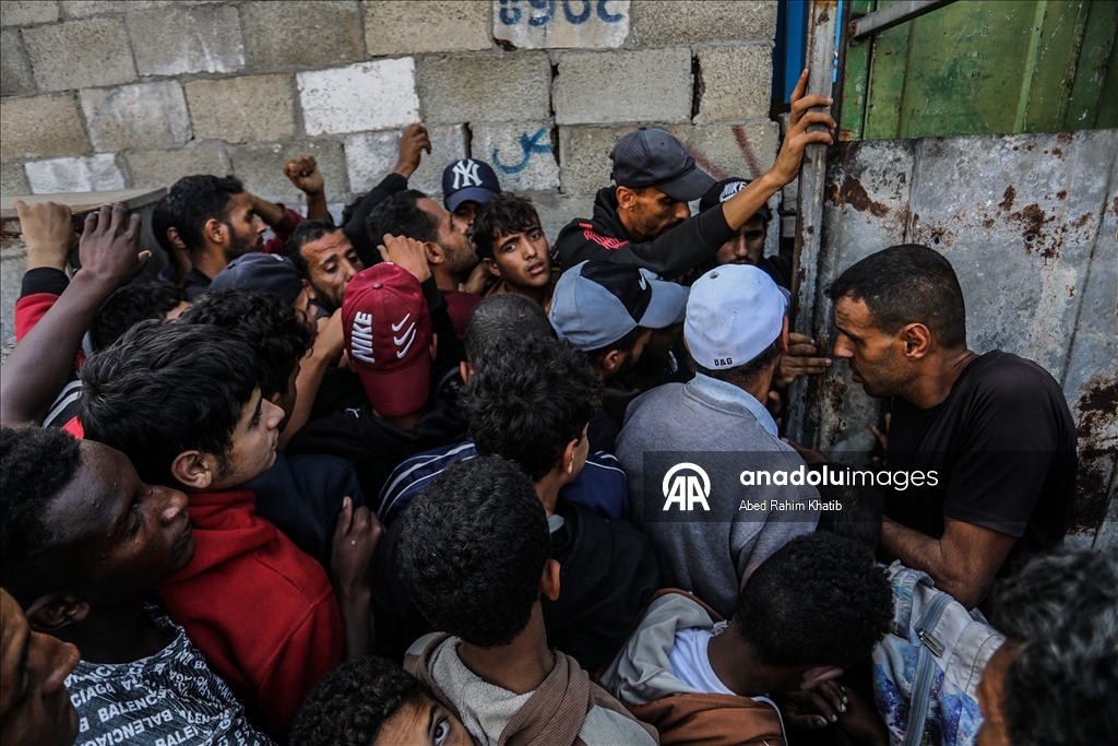 В Газе перемещенные жители выстроились в длинные очереди за хлебом