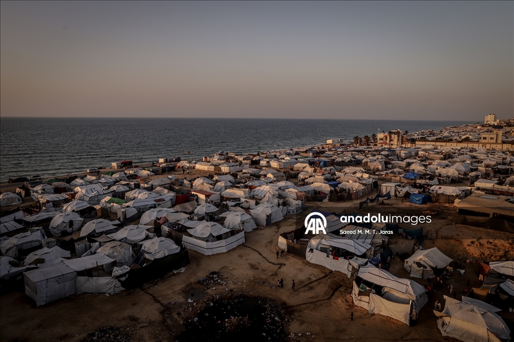 Жители Газы вынуждены бороться с непогодой в изношенных палатках