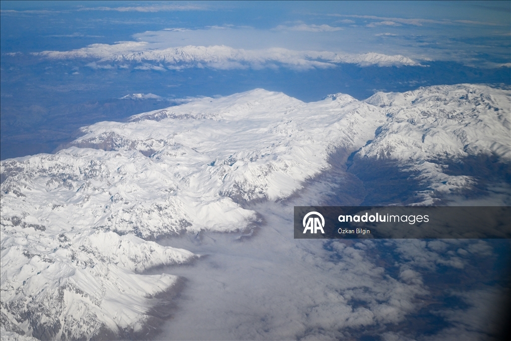 Взгляд с воздуха на заснеженные вершины Восточной Турции