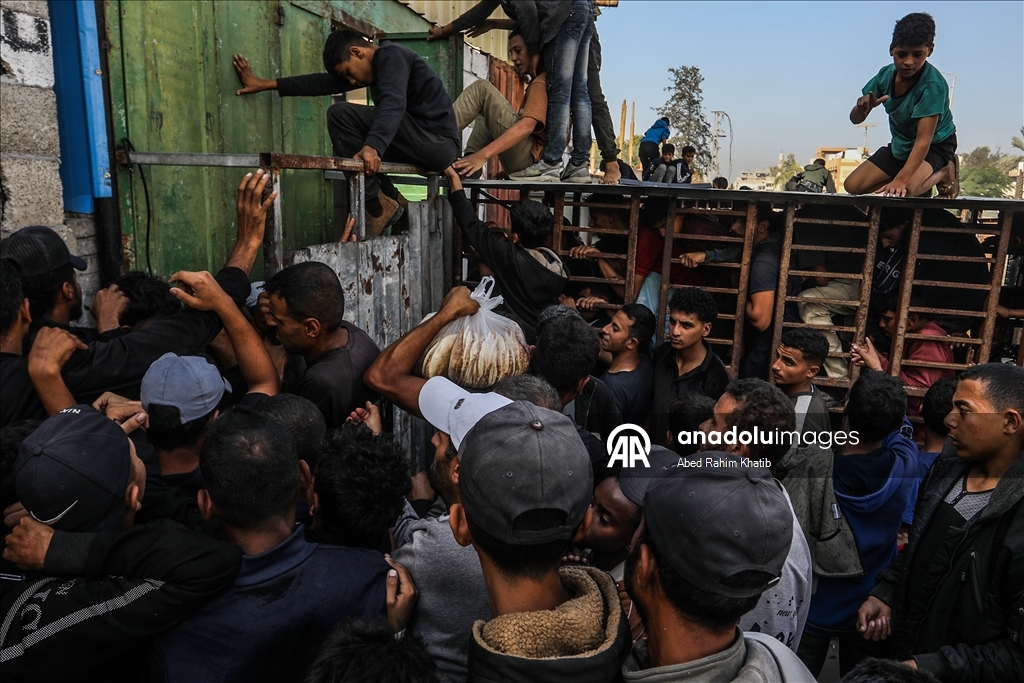 В Газе перемещенные жители выстроились в длинные очереди за хлебом