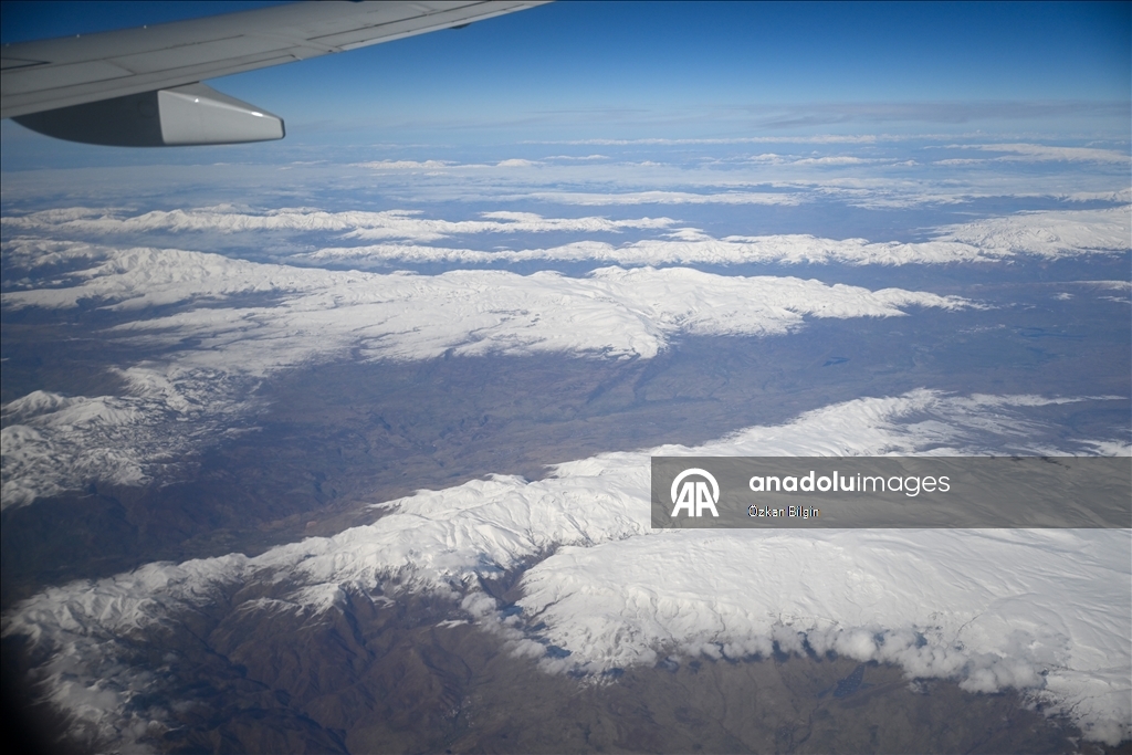 Взгляд с воздуха на заснеженные вершины Восточной Турции