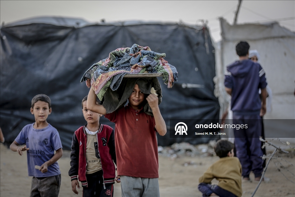 Жители Газы вынуждены бороться с непогодой в изношенных палатках