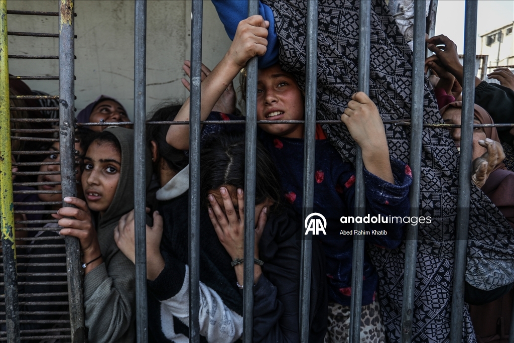 В Газе перемещенные жители выстроились в длинные очереди за хлебом