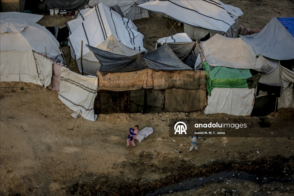Жители Газы вынуждены бороться с непогодой в изношенных палатках