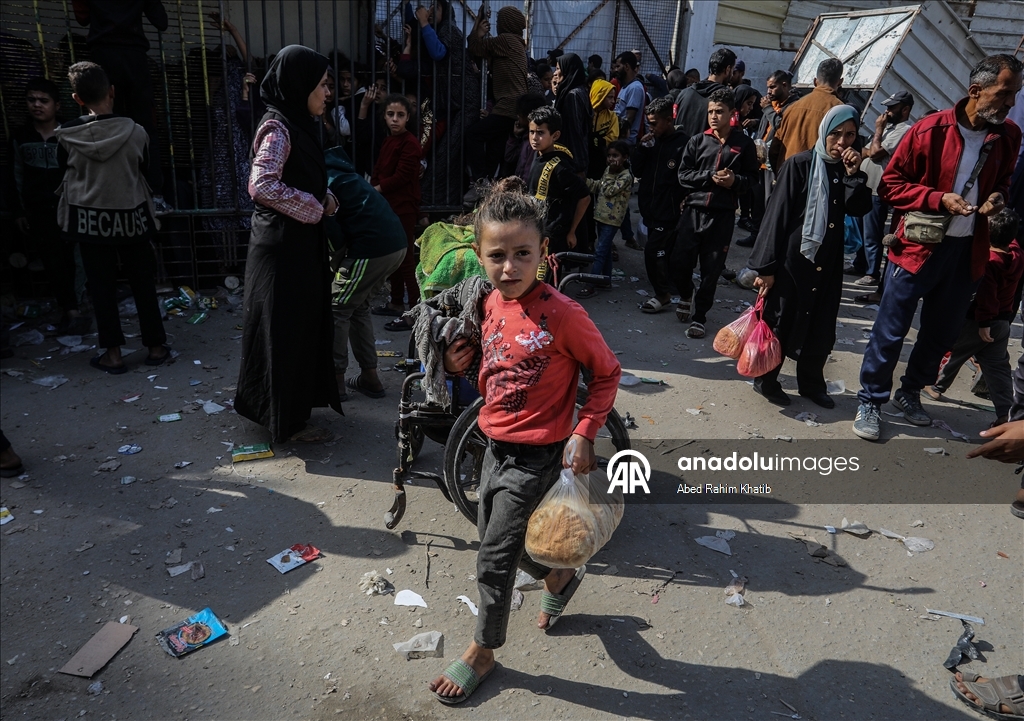 В Газе перемещенные жители выстроились в длинные очереди за хлебом