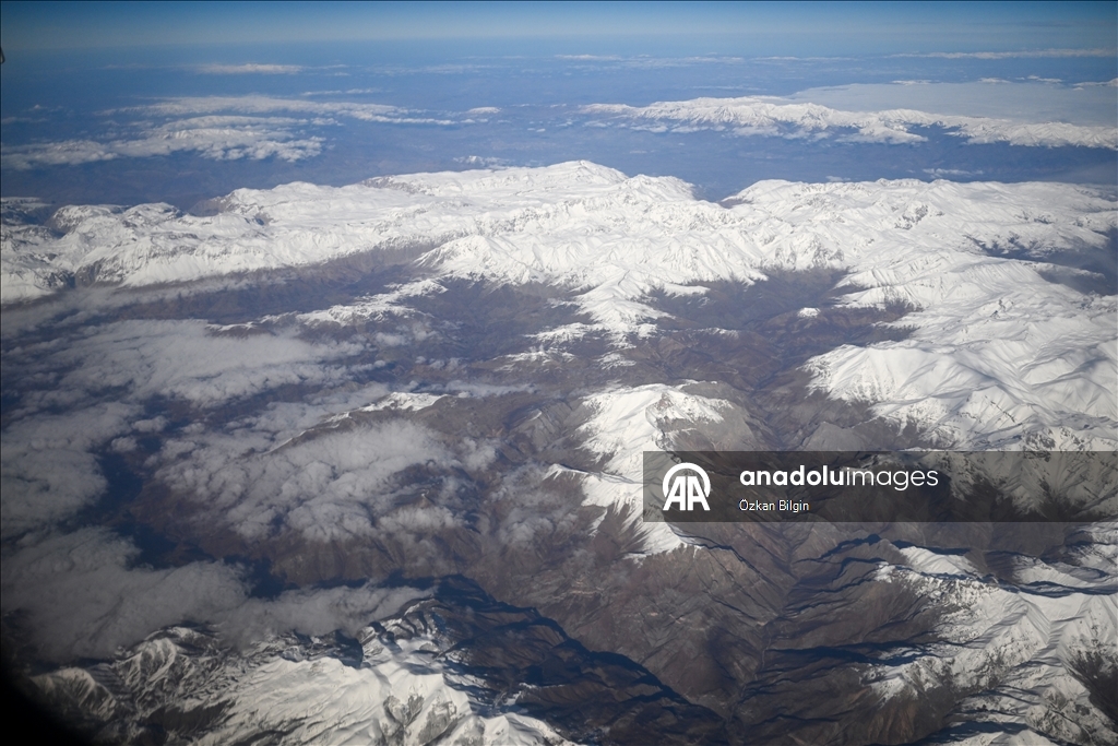 Взгляд с воздуха на заснеженные вершины Восточной Турции