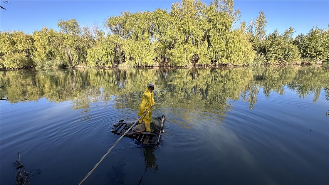 Dicle Nehri'nde 55 yıldır "kelek" üzerinde balık avlıyor