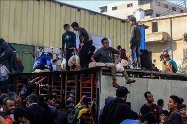 В Газе перемещенные жители выстроились в длинные очереди за хлебом