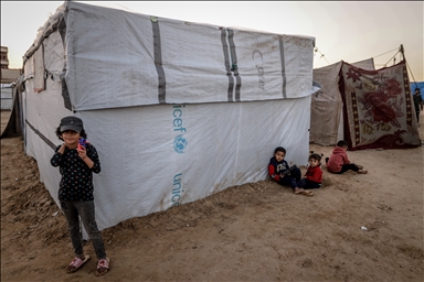 Жители Газы вынуждены бороться с непогодой в изношенных палатках