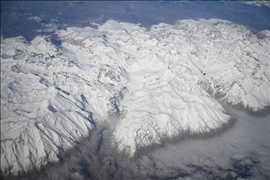Взгляд с воздуха на заснеженные вершины Восточной Турции