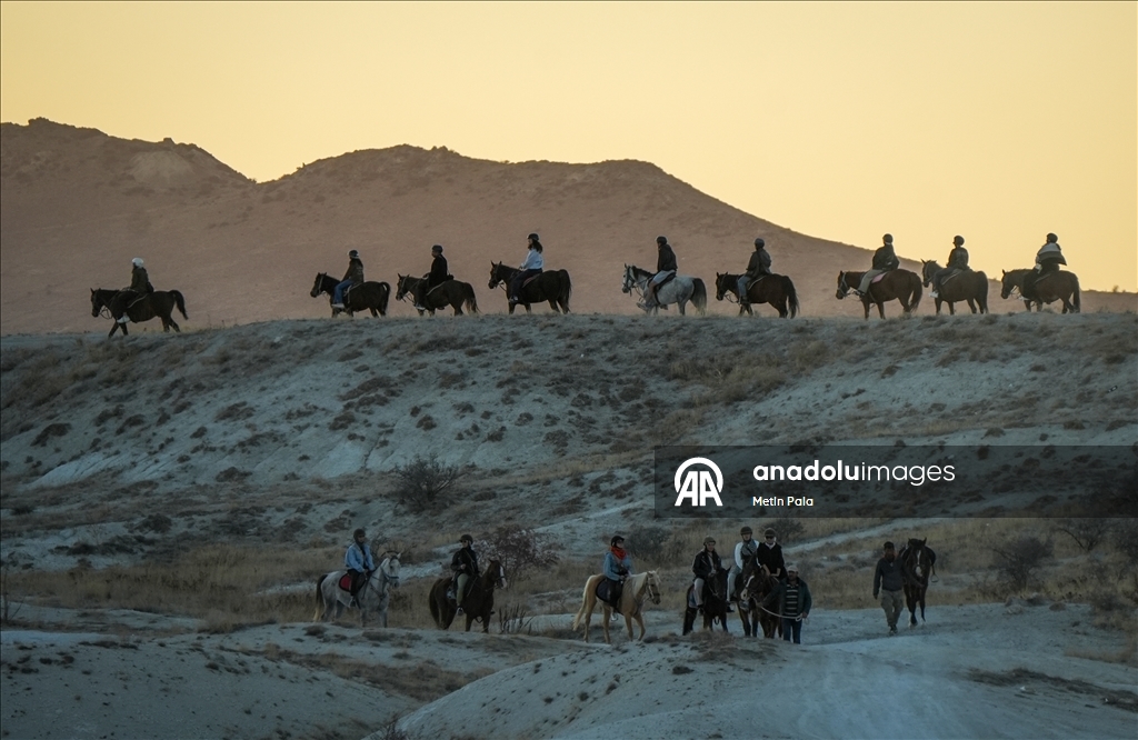 В Каппадокии популярны сафари на внедорожниках и конные туры