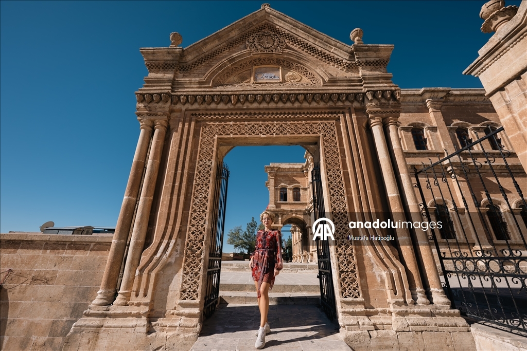 Mardin’in tarihi yapıları turistlerin uğrak noktası oluyor
