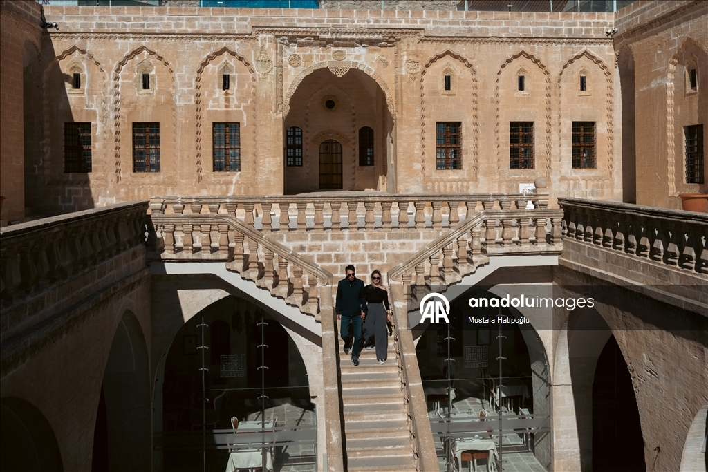 Mardin’in tarihi yapıları turistlerin uğrak noktası oluyor