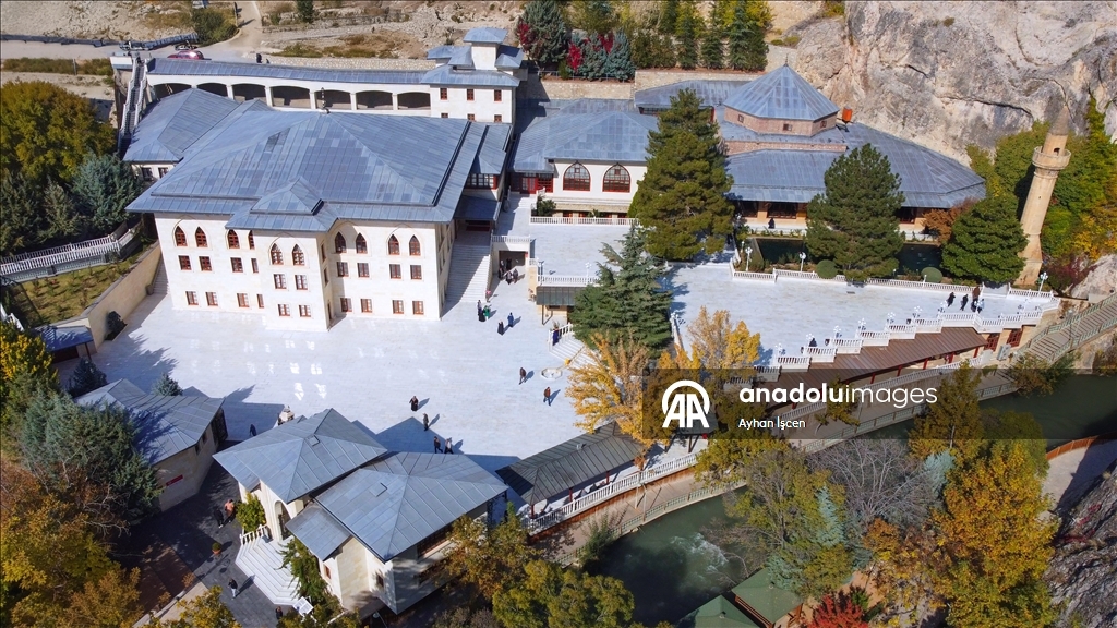 Kuliyeya Semûncî Baba bi rengên payizê venixumî