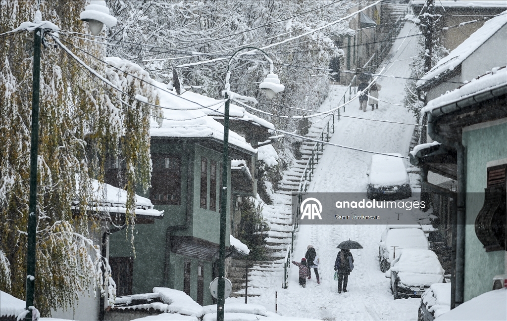 Bosna Hersek'in başkenti Saraybosna, kar yağışıyla beyaza büründü