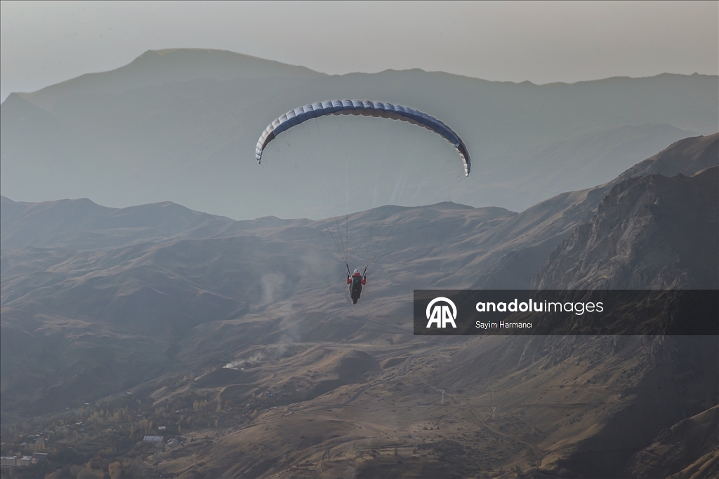 Hakkari semaları yamaç paraşütüyle renkleniyor