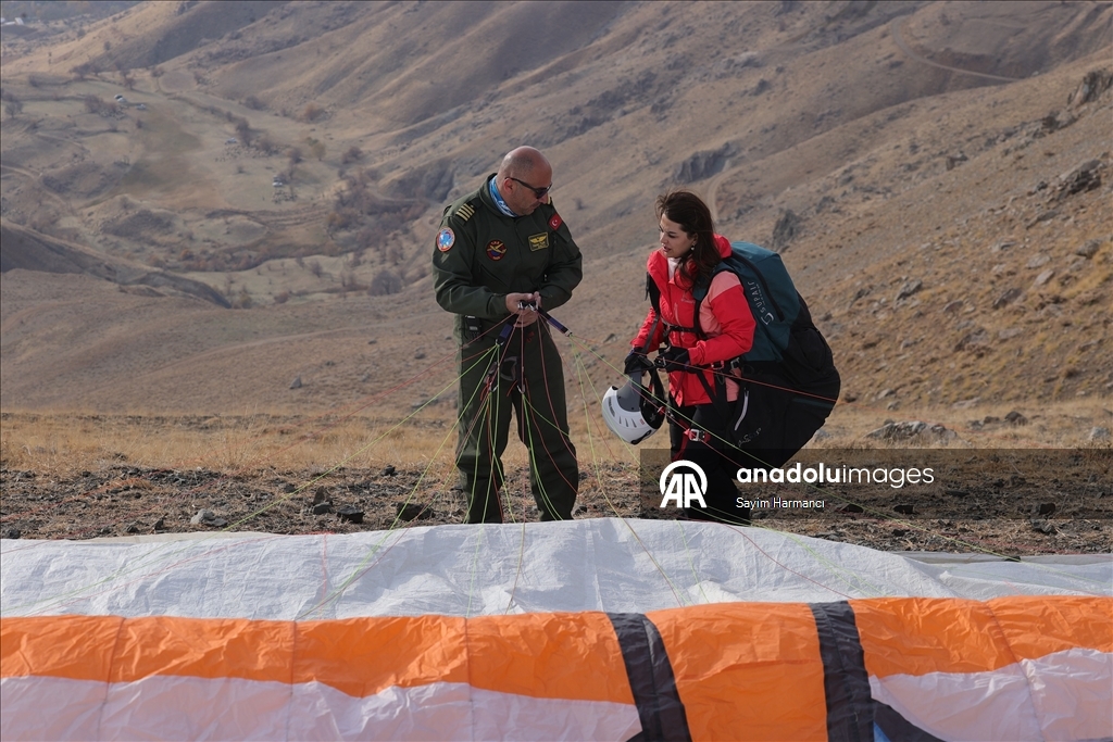 Hakkari semaları yamaç paraşütüyle renkleniyor