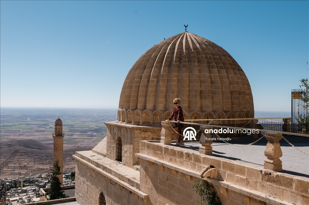 Mardin’in tarihi yapıları turistlerin uğrak noktası oluyor