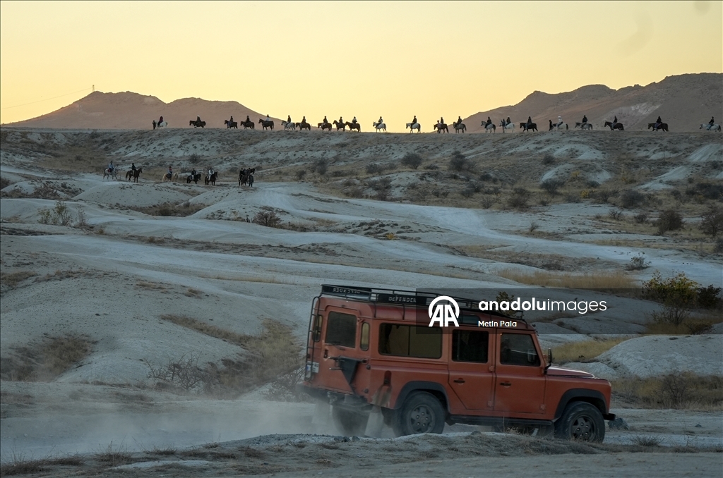 В Каппадокии популярны сафари на внедорожниках и конные туры