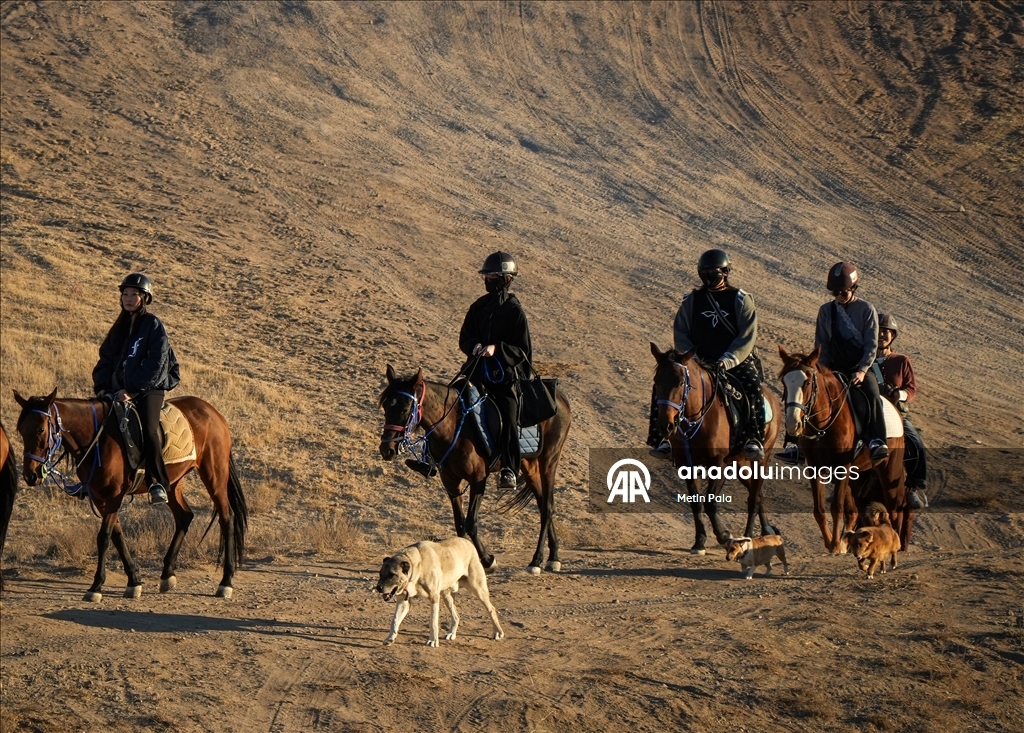 В Каппадокии популярны сафари на внедорожниках и конные туры