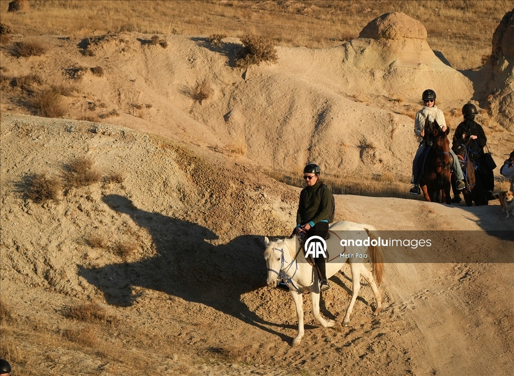 В Каппадокии популярны сафари на внедорожниках и конные туры