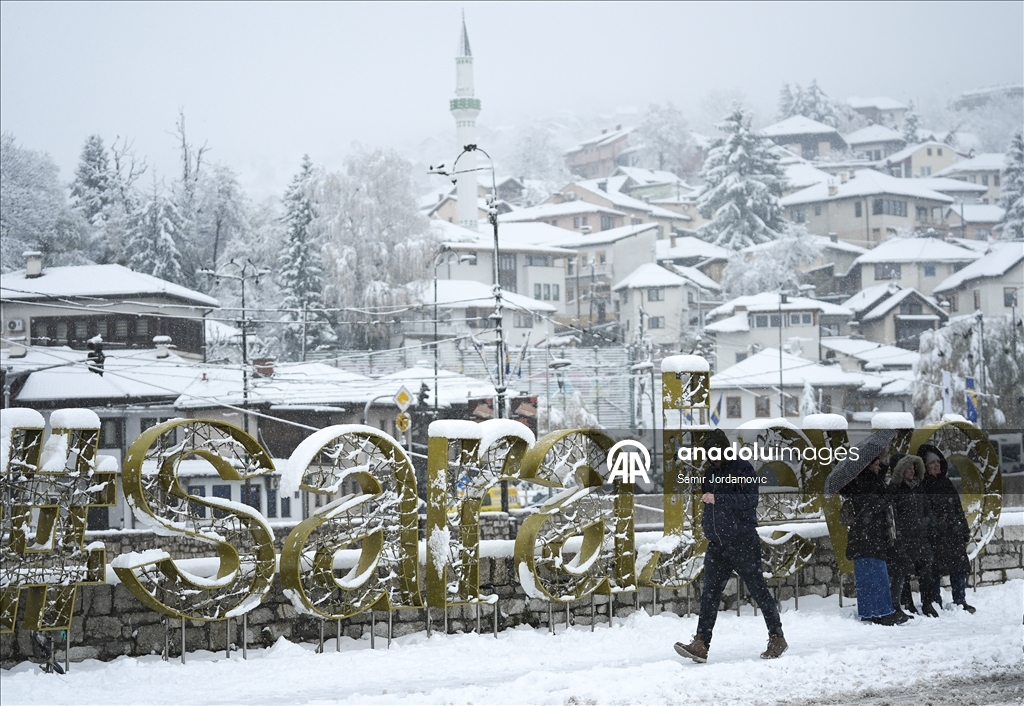 Bosna Hersek'in başkenti Saraybosna, kar yağışıyla beyaza büründü