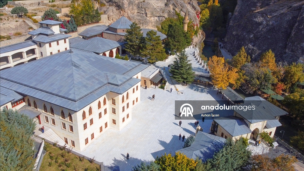 Kuliyeya Semûncî Baba bi rengên payizê venixumî