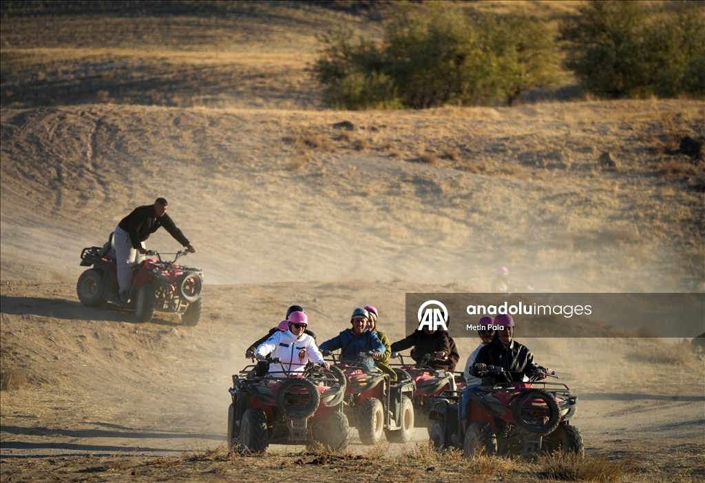 В Каппадокии популярны сафари на внедорожниках и конные туры