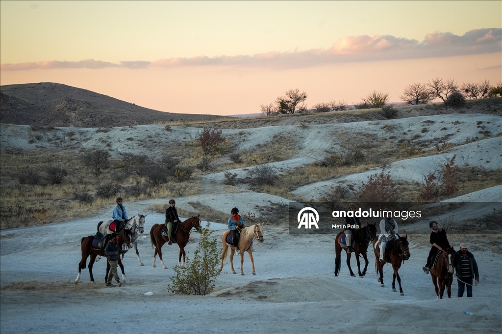 В Каппадокии популярны сафари на внедорожниках и конные туры