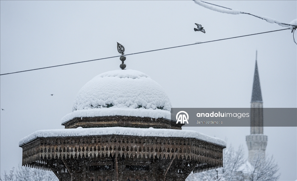 Bosna Hersek'in başkenti Saraybosna, kar yağışıyla beyaza büründü