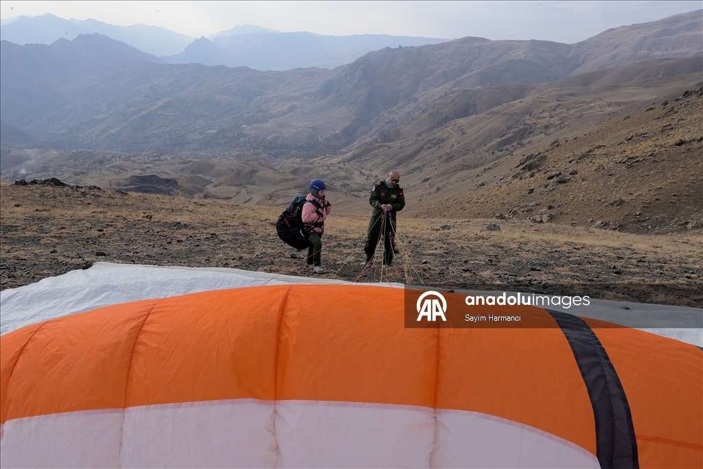 Hakkari semaları yamaç paraşütüyle renkleniyor