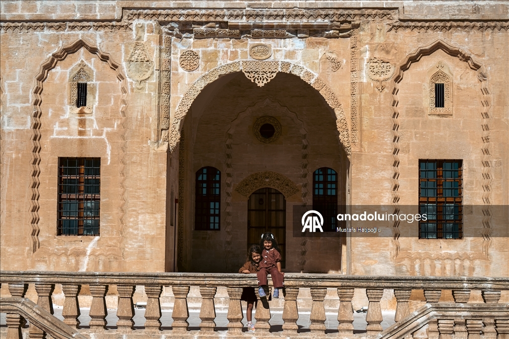 Mardin’in tarihi yapıları turistlerin uğrak noktası oluyor