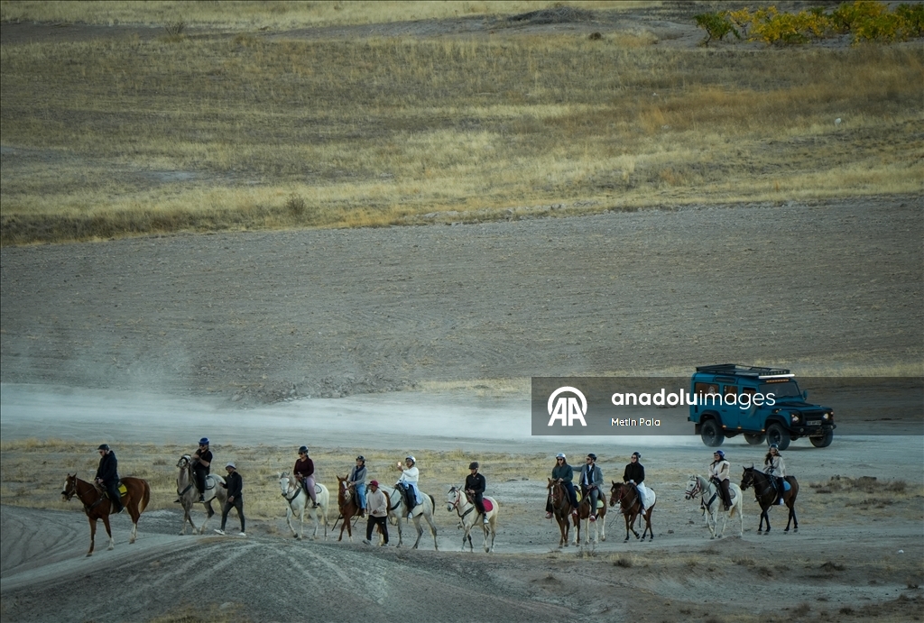 В Каппадокии популярны сафари на внедорожниках и конные туры