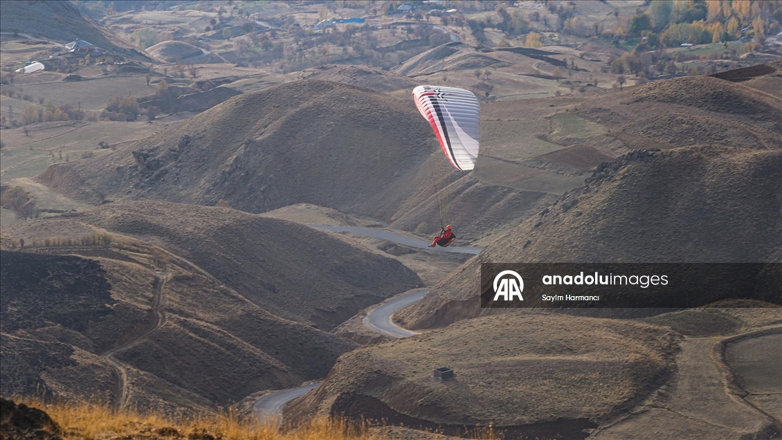 Hakkari semaları yamaç paraşütüyle renkleniyor