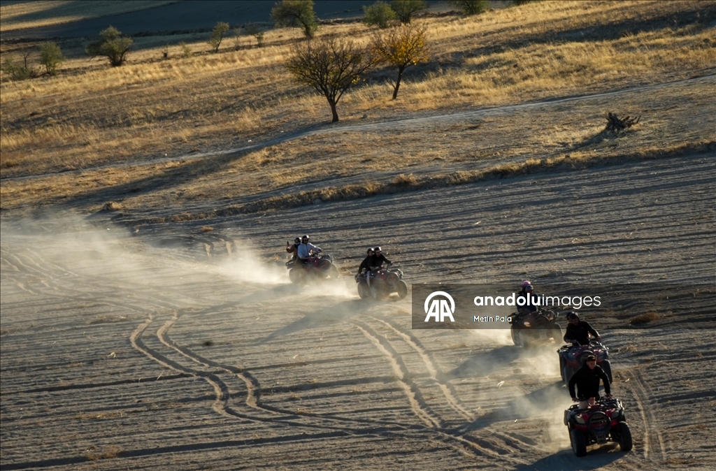 В Каппадокии популярны сафари на внедорожниках и конные туры