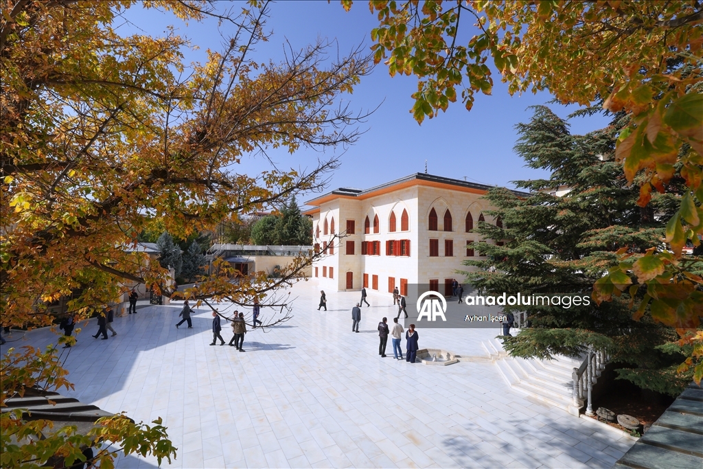 Kuliyeya Semûncî Baba bi rengên payizê venixumî