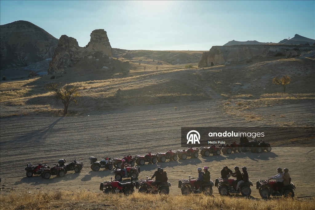 В Каппадокии популярны сафари на внедорожниках и конные туры