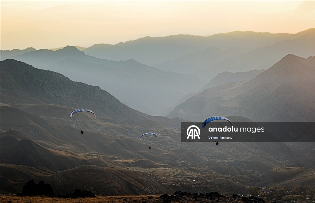Hakkari semaları yamaç paraşütüyle renkleniyor
