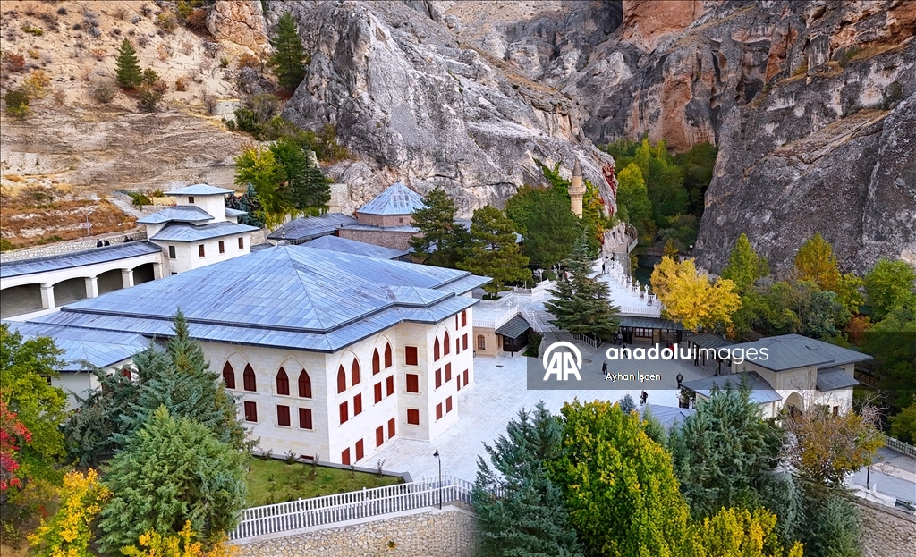 Kuliyeya Semûncî Baba bi rengên payizê venixumî