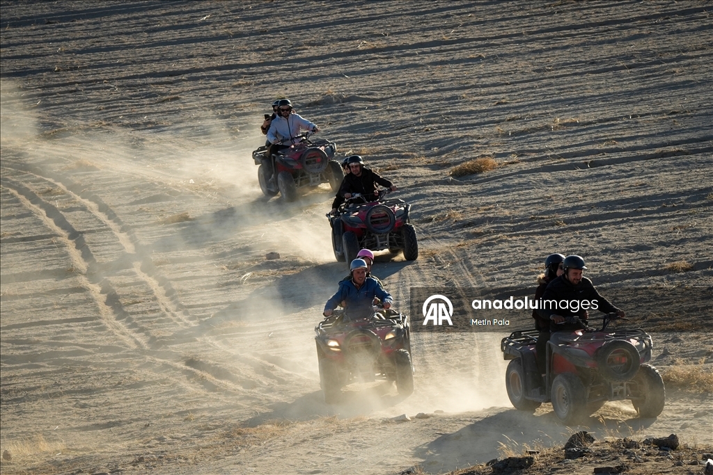 В Каппадокии популярны сафари на внедорожниках и конные туры